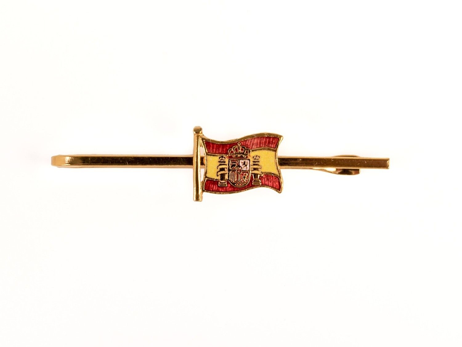 Pin dorado con el emblema de la bandera española roja y blanca sobre fondo blanco.