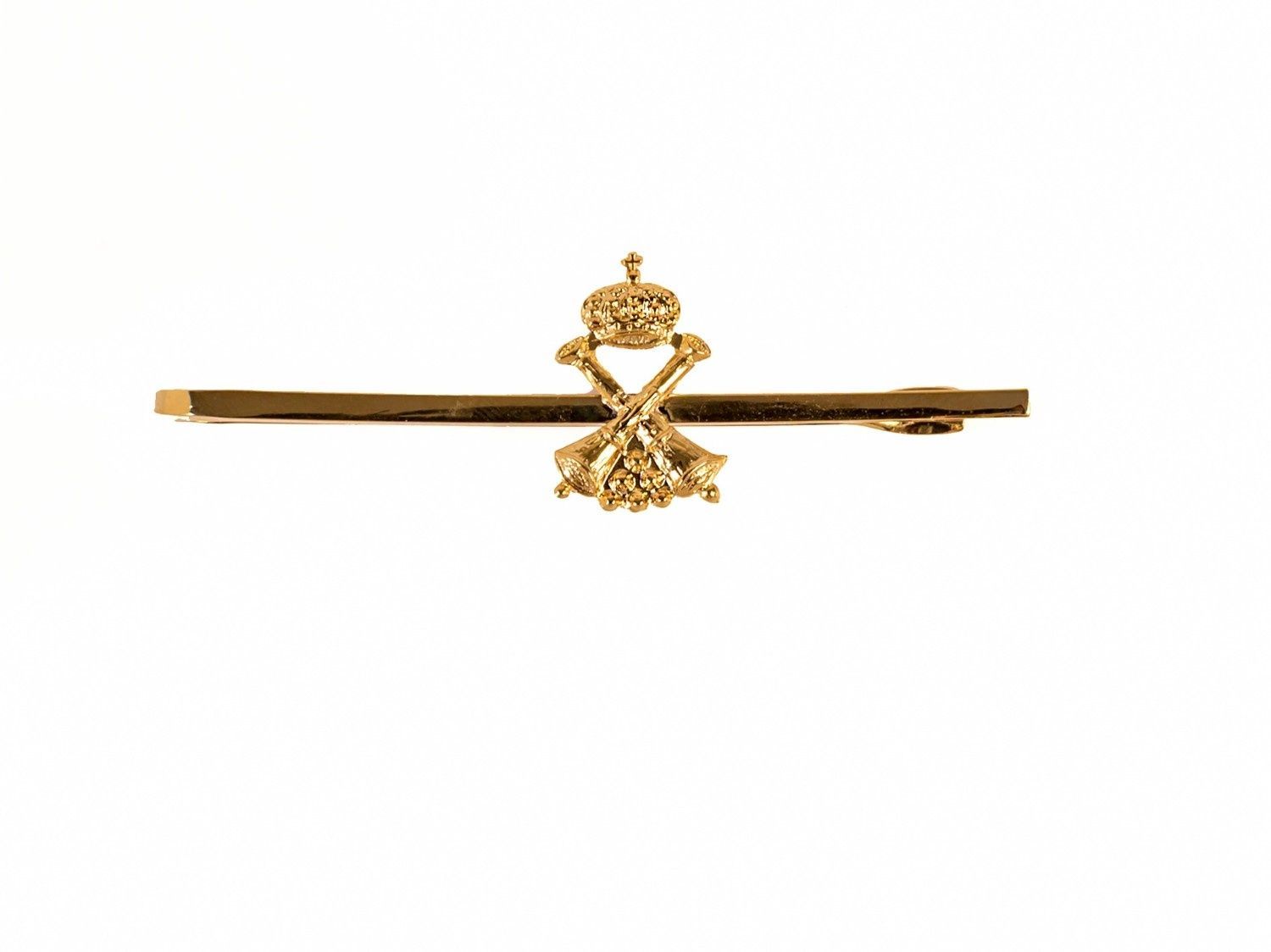 Horquilla ornamental dorada con un nudo floral central sobre fondo blanco.