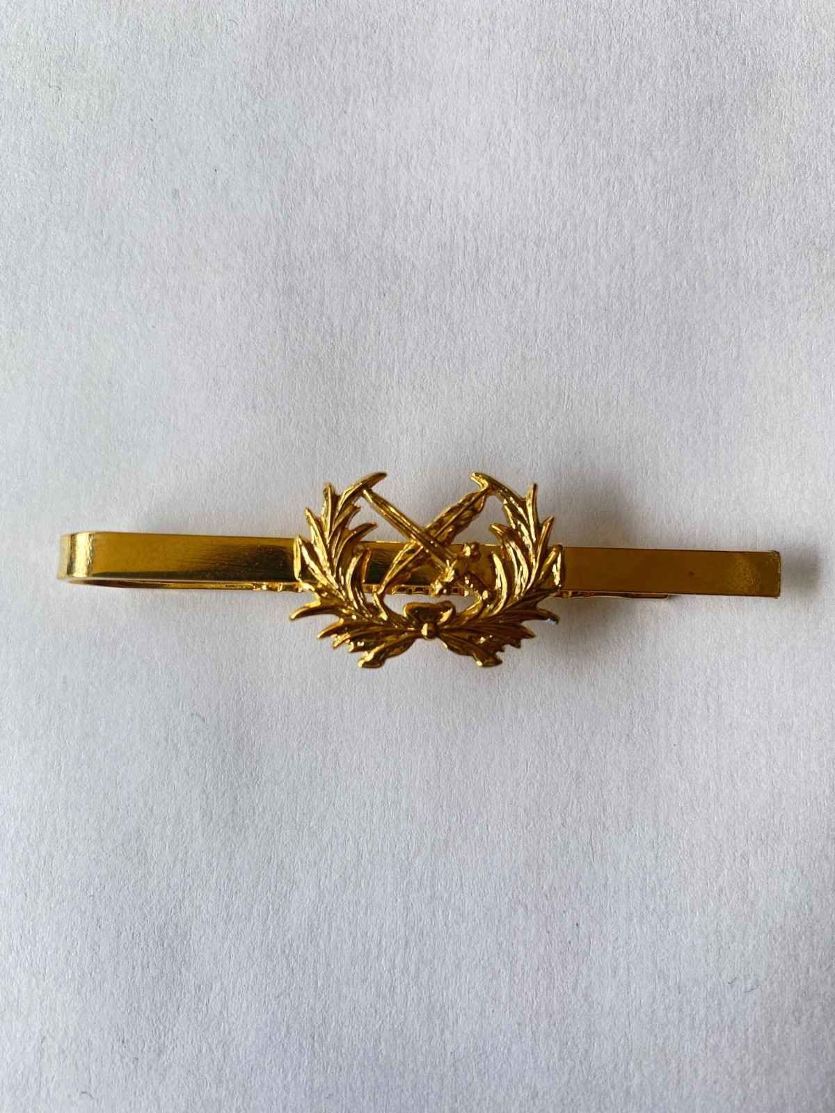 Icono de marcador de posición gris claro con un sol y montañas sobre fondo blanco