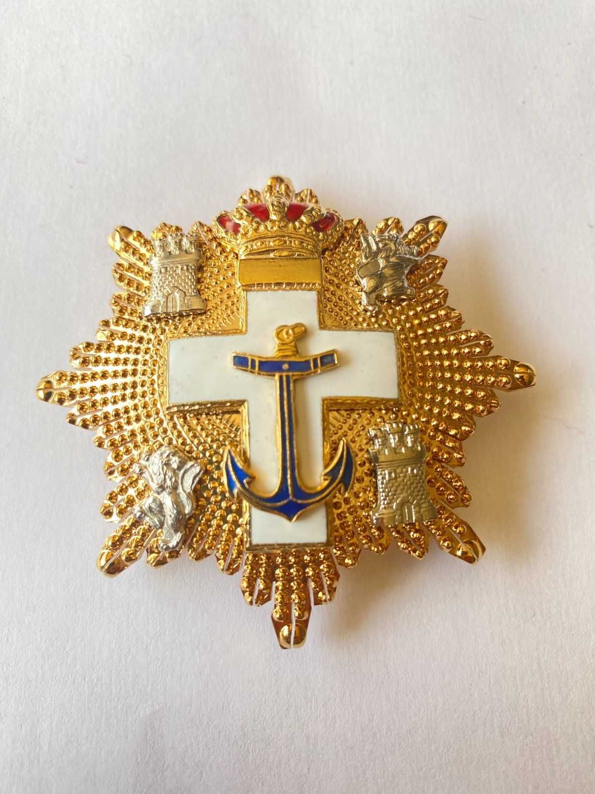 Icono de marcador de posición gris claro con un sol y montañas sobre fondo blanco