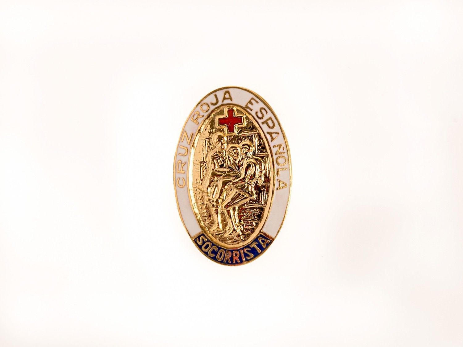 Medallón religioso ovalado de oro con una cruz roja y una figura en el centro sobre un fondo blanco.