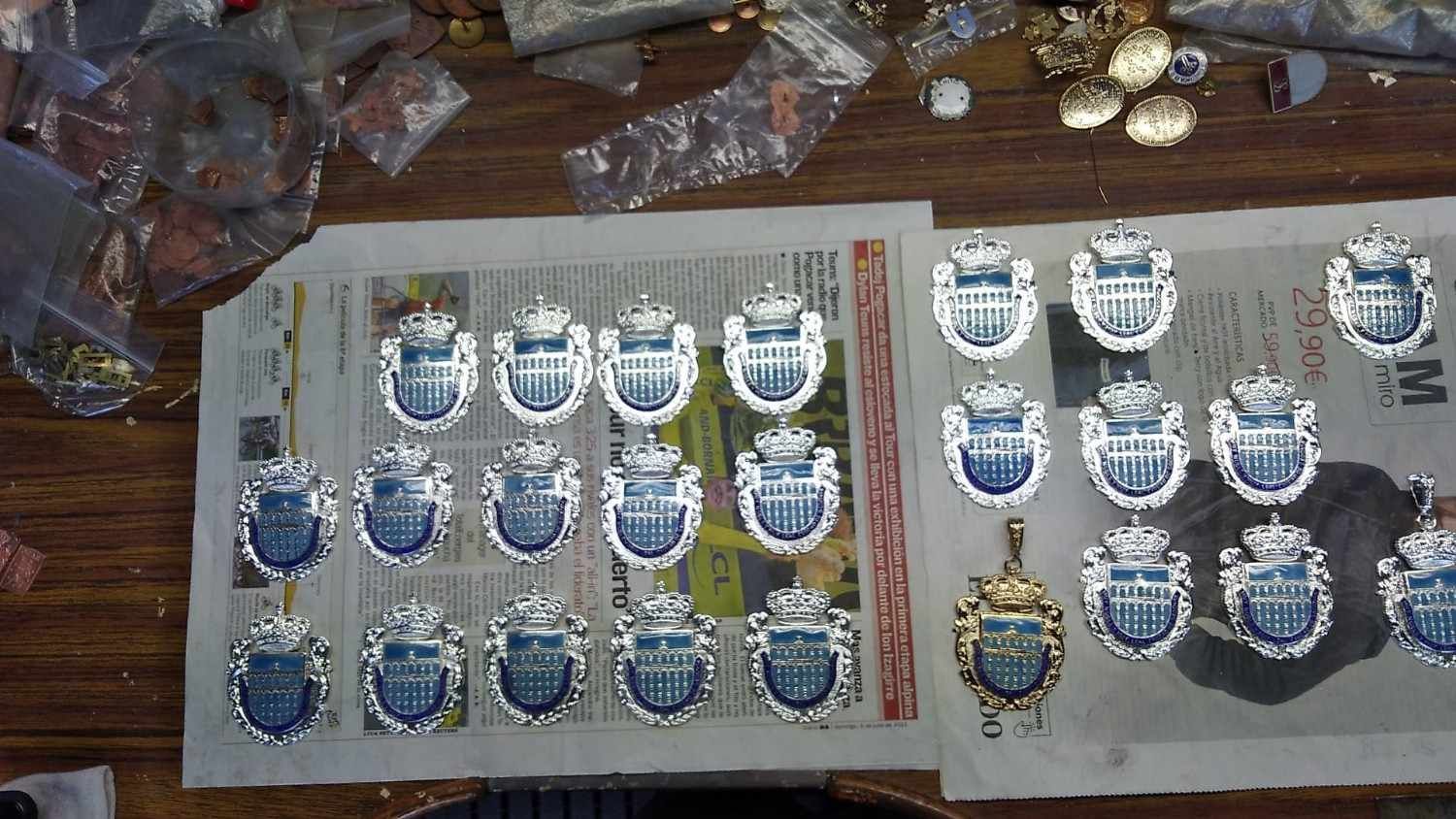 Una hoja con insignias de medallas azules y plateadas extendida