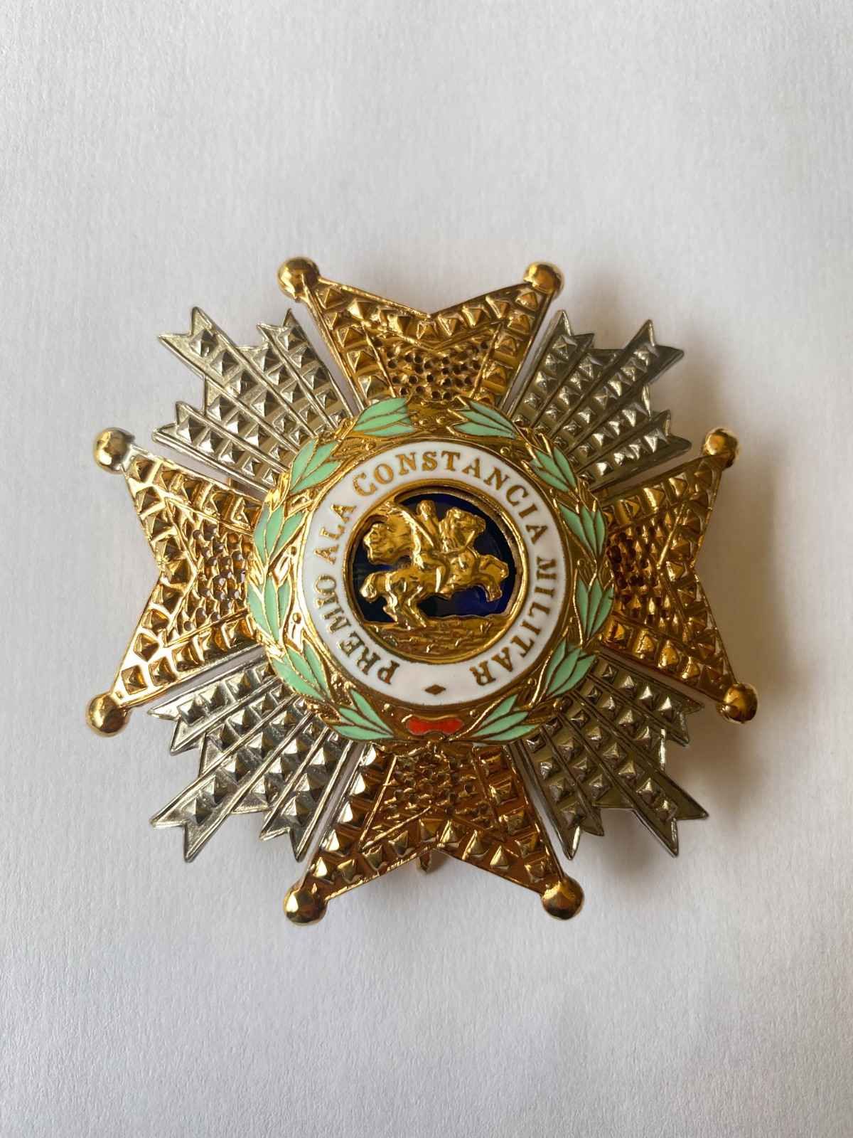 Icono de marcador de posición gris claro con un sol y montañas sobre fondo blanco