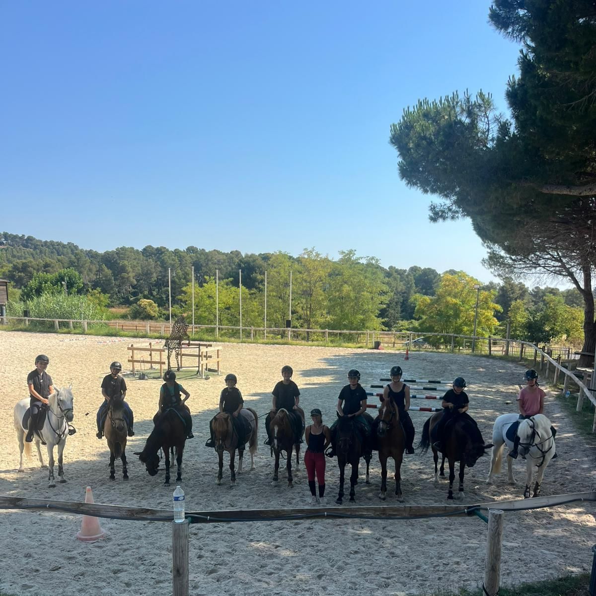 Jeunes à cheval en carrière
