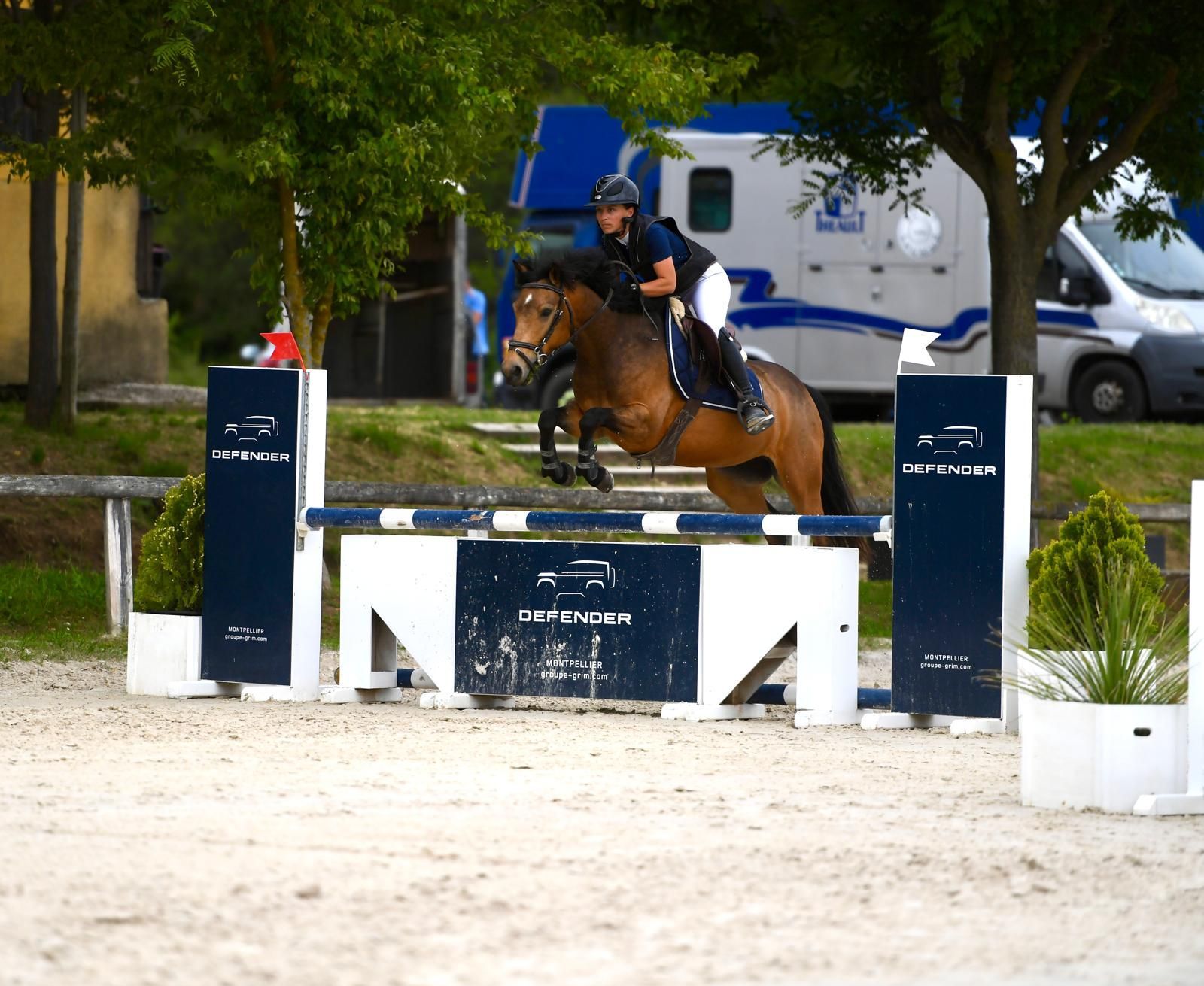 Saut d'obstacle par une cavalière et son cheval