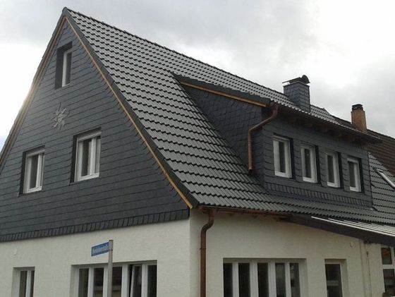 Person repariert ein Dach