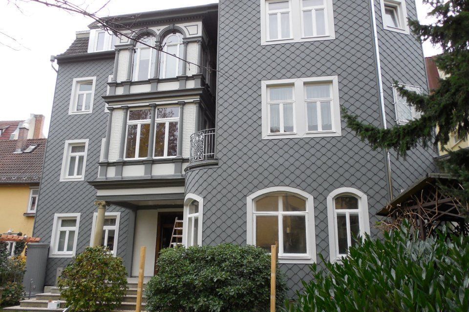 Arbeit der Dachdeckergeschäft Klaus an Hausfassade