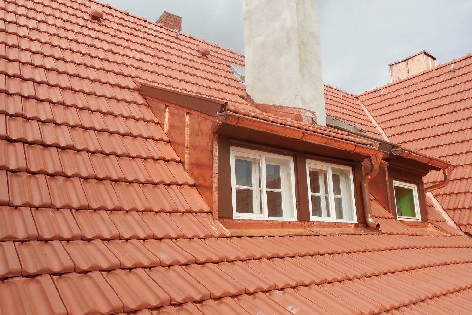 Arbeit der Dachdeckergeschäft Klaus auf dem Dach