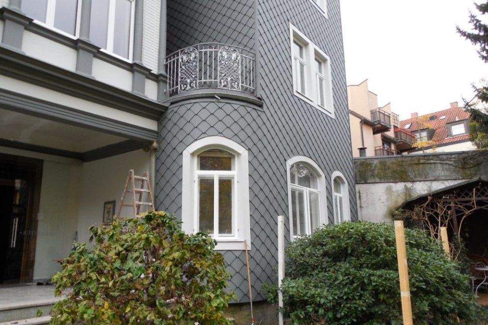 Arbeit der Dachdeckergeschäft Klaus an Hausfassade