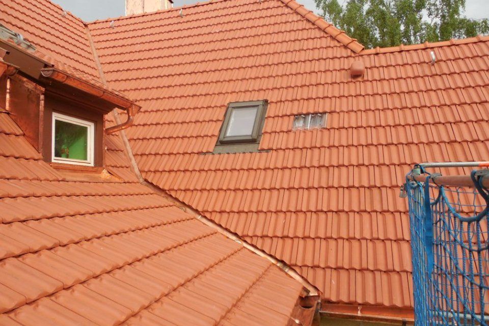 Arbeit der Dachdeckergeschäft Klaus auf dem Dach