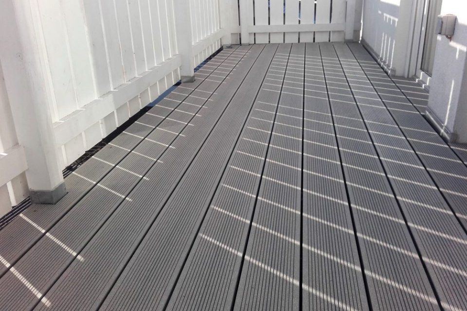 Arbeit der Dachdeckergeschäft Klaus auf der Terrasse