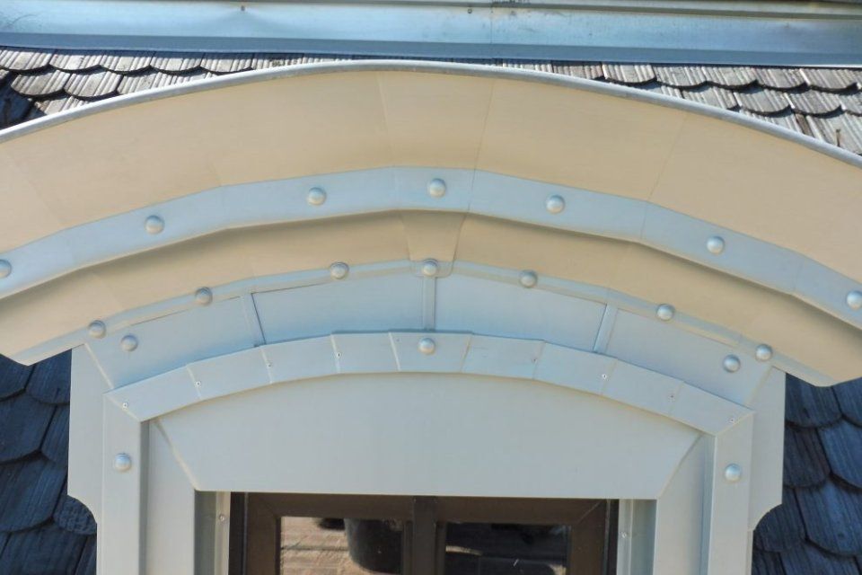 Arbeit der Dachdeckergeschäft Klaus am Fenster