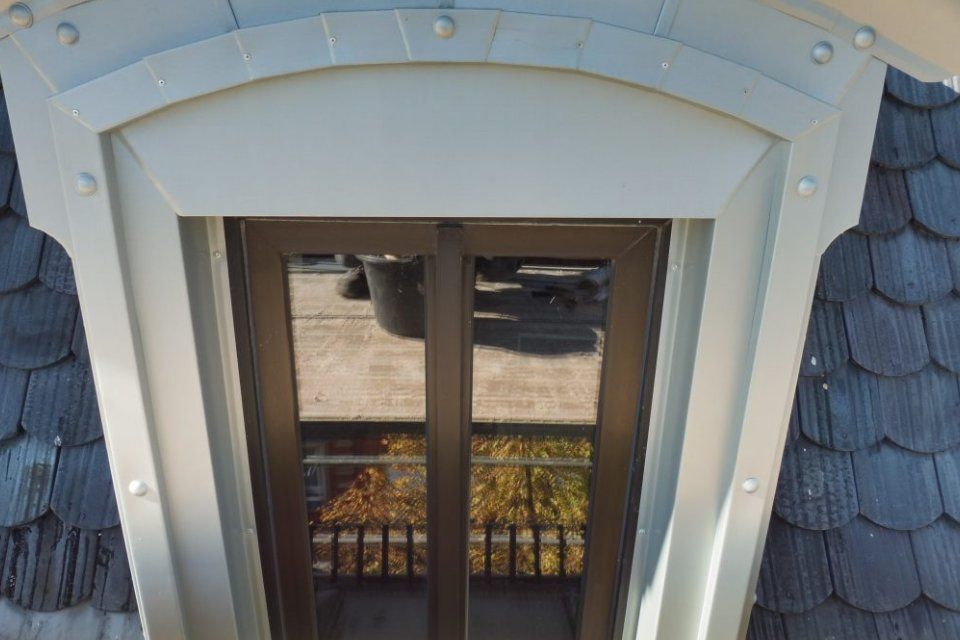 Arbeit der Dachdeckergeschäft Klaus am Fenster