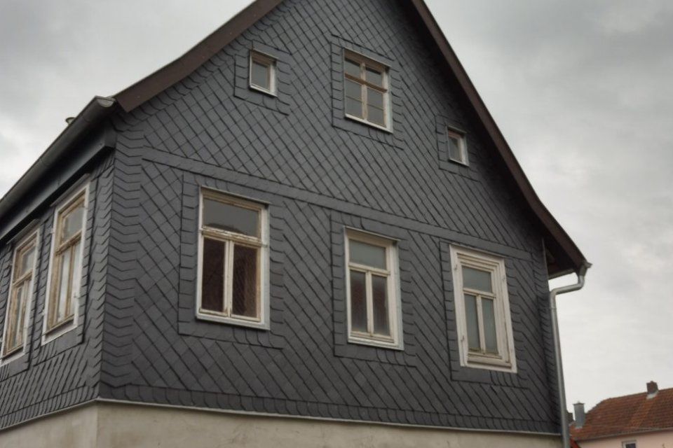 Arbeit der Dachdeckergeschäft Klaus an Hausfassade