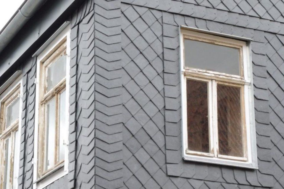 Arbeit der Dachdeckergeschäft Klaus am Fenster