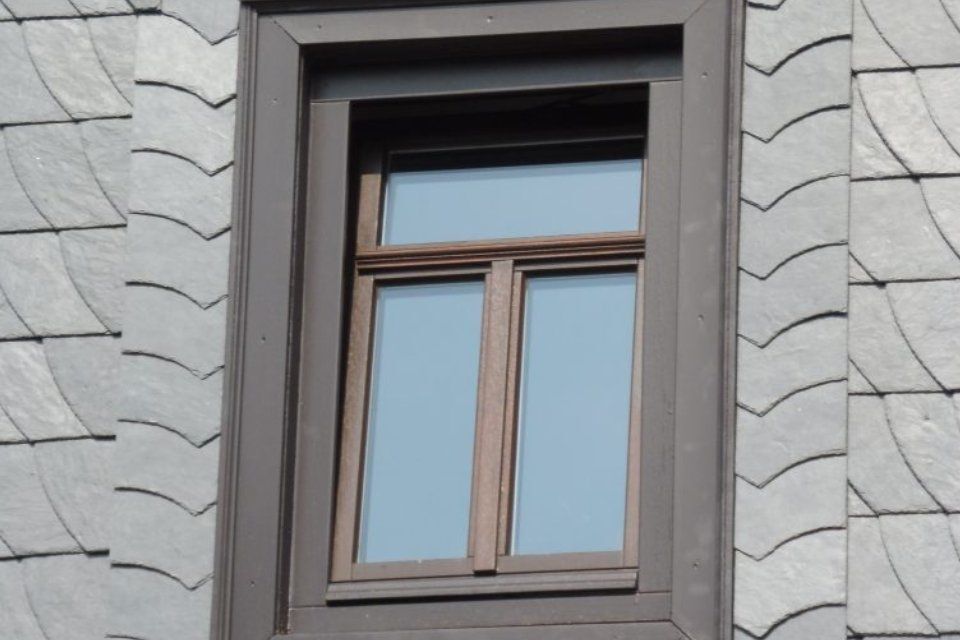 Arbeit der Dachdeckergeschäft Klaus am Fenster