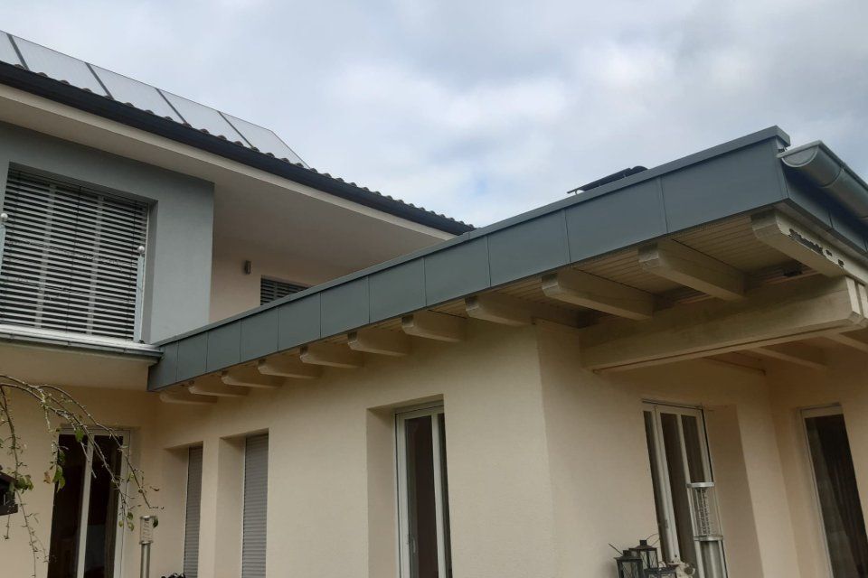 Flachdach über Haustür von Dachdeckergeschäft Klaus