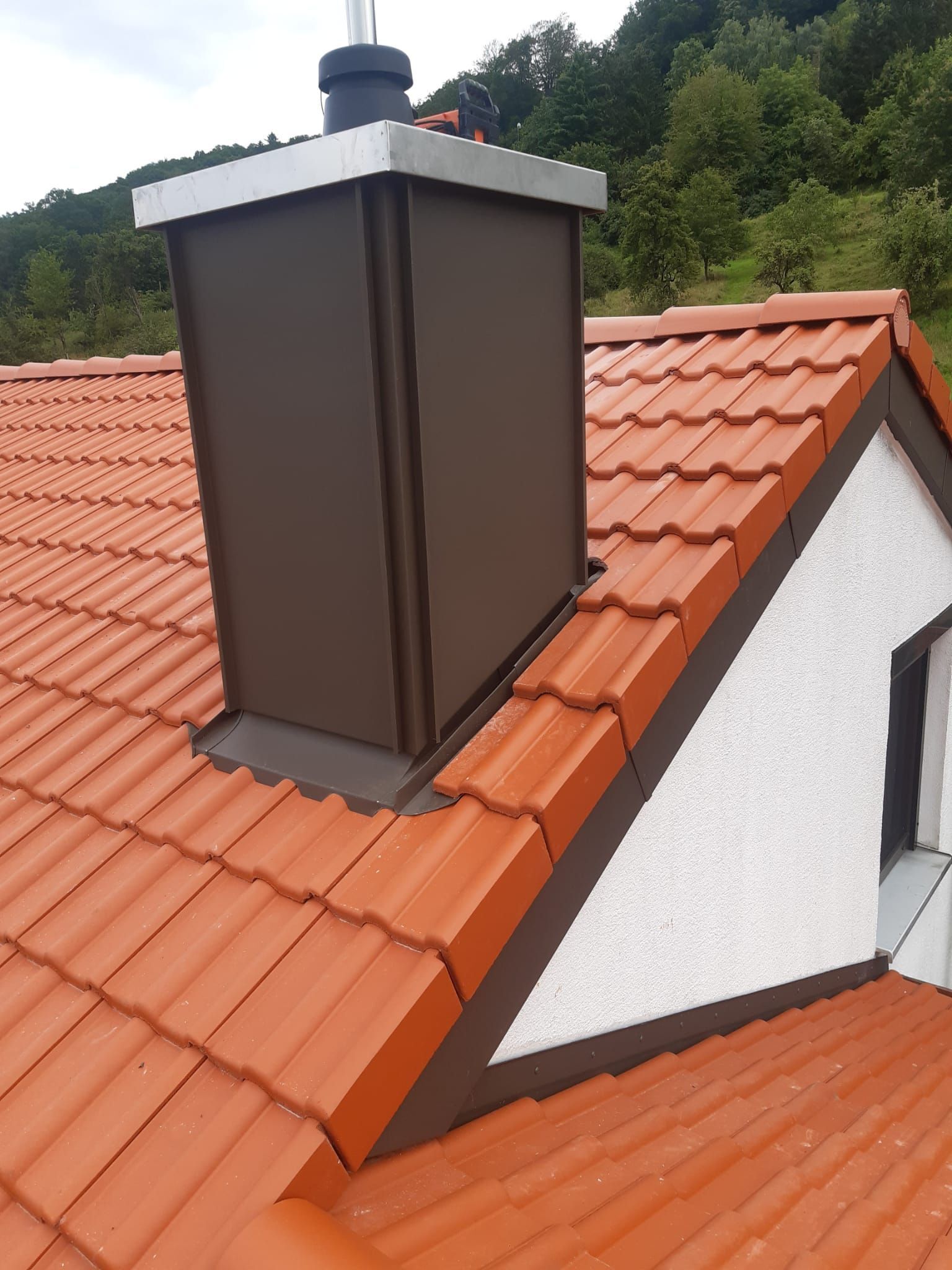 Arbeit der Dachdeckergeschäft Klaus am Kamin