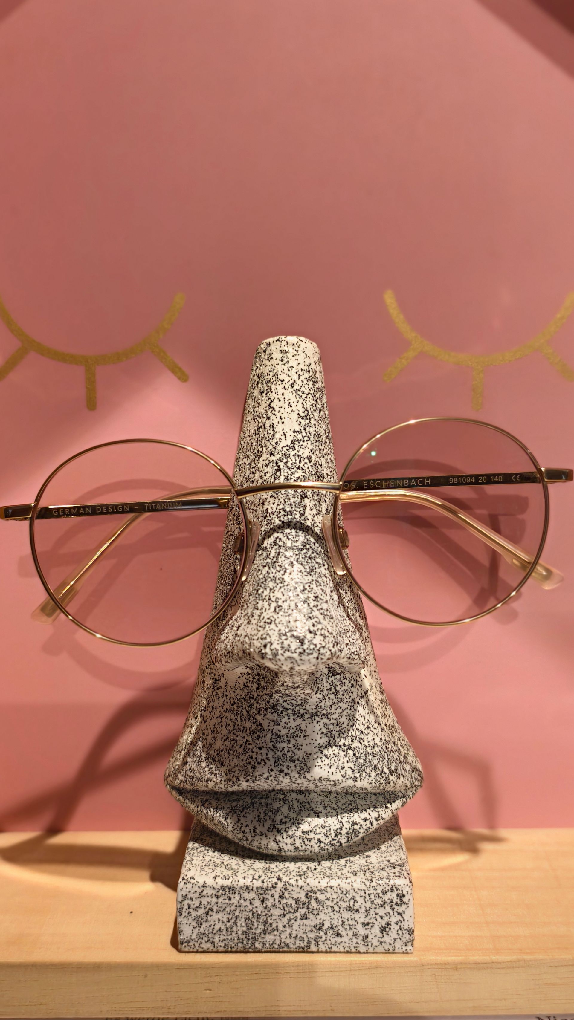Eine Nahaufnahme einer Sonnenbrille