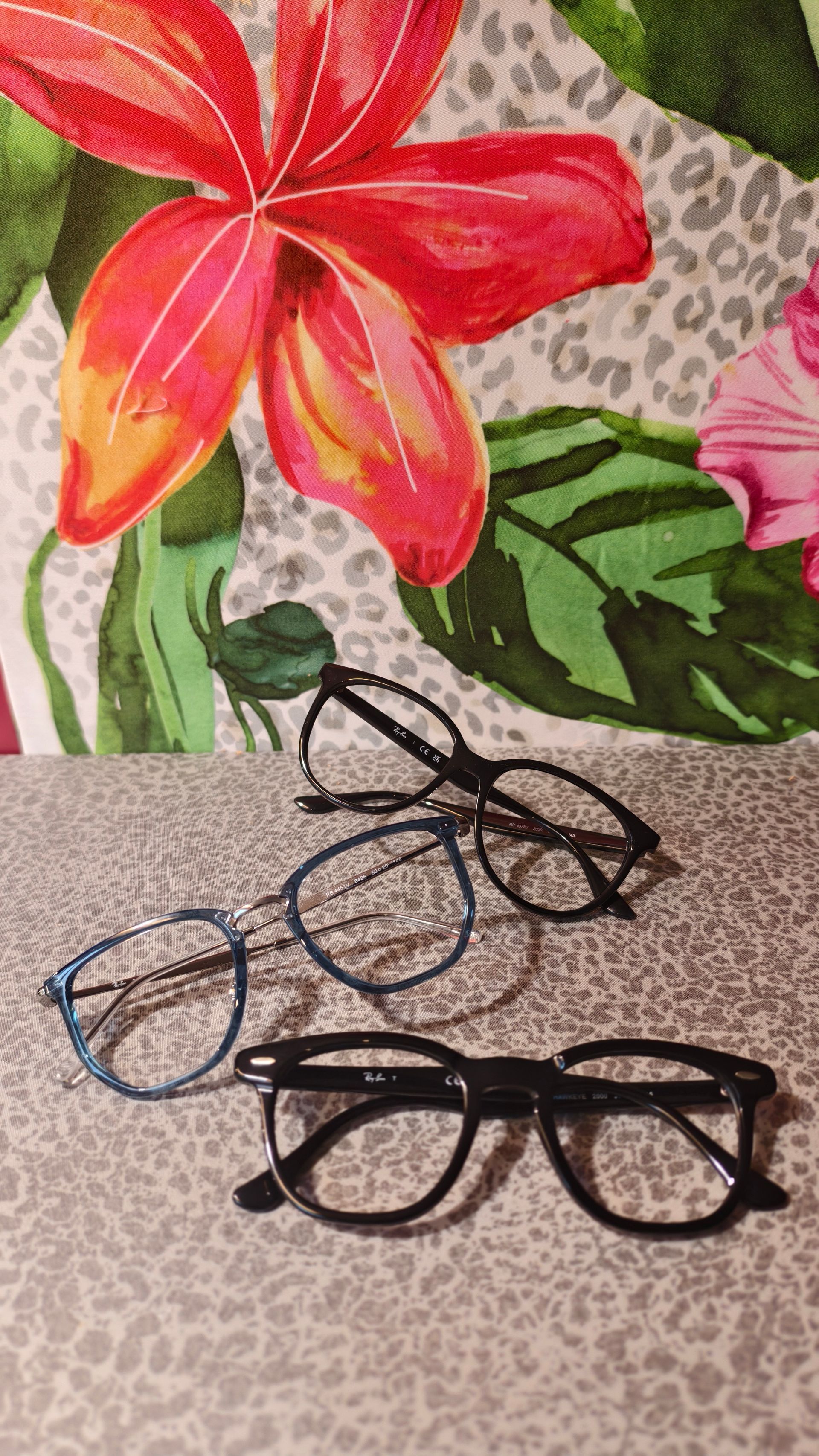 Eine Frau mit Strohhut und Sonnenbrille lächelt.