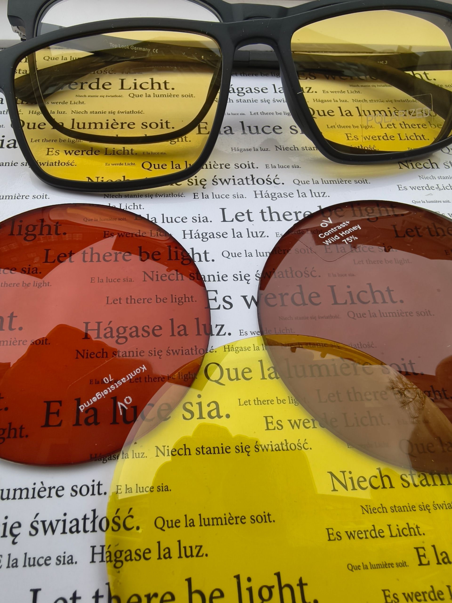 Eine schwarze Brille auf einer weißen Fläche