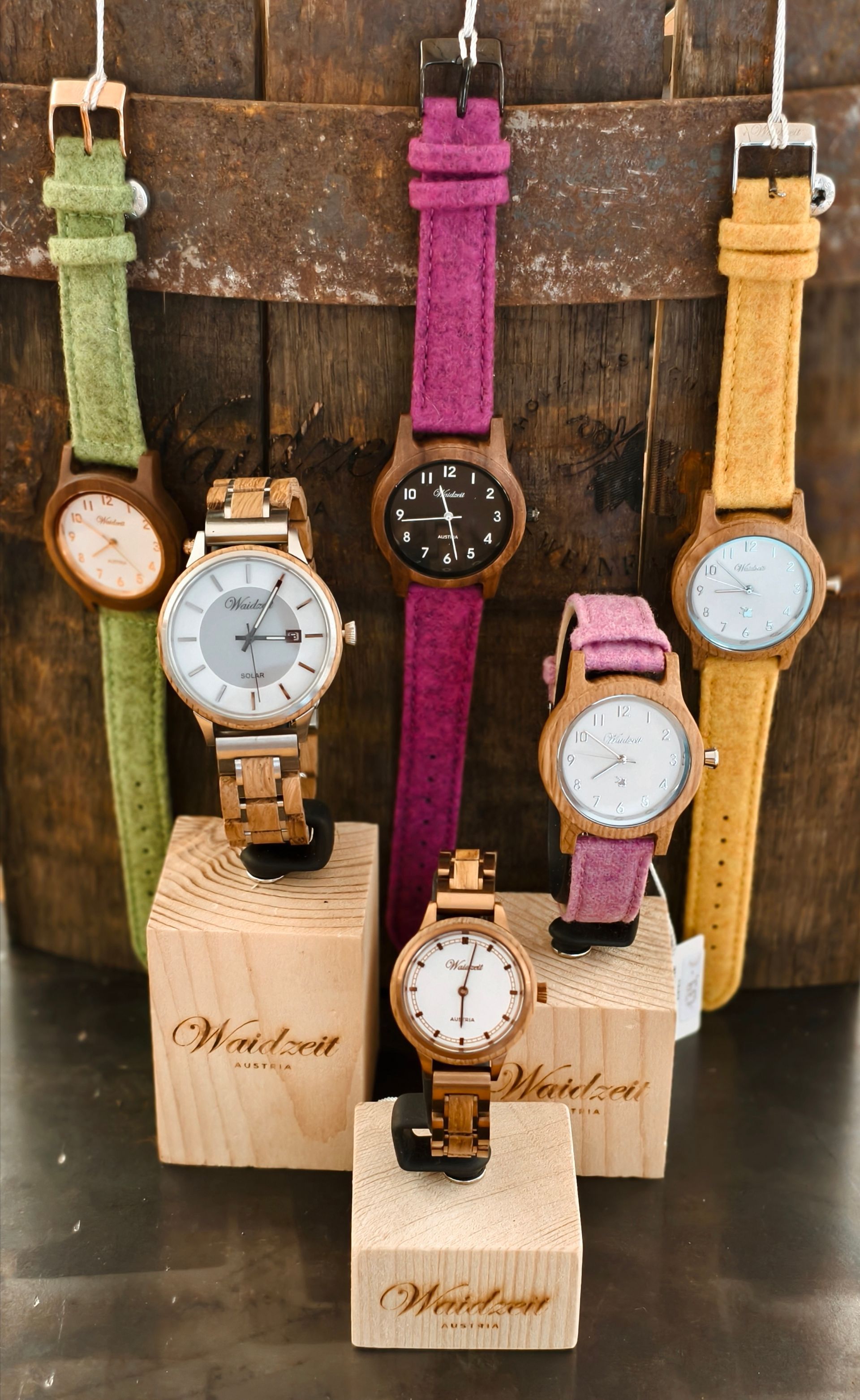 Eine Uhr auf einem Holztisch