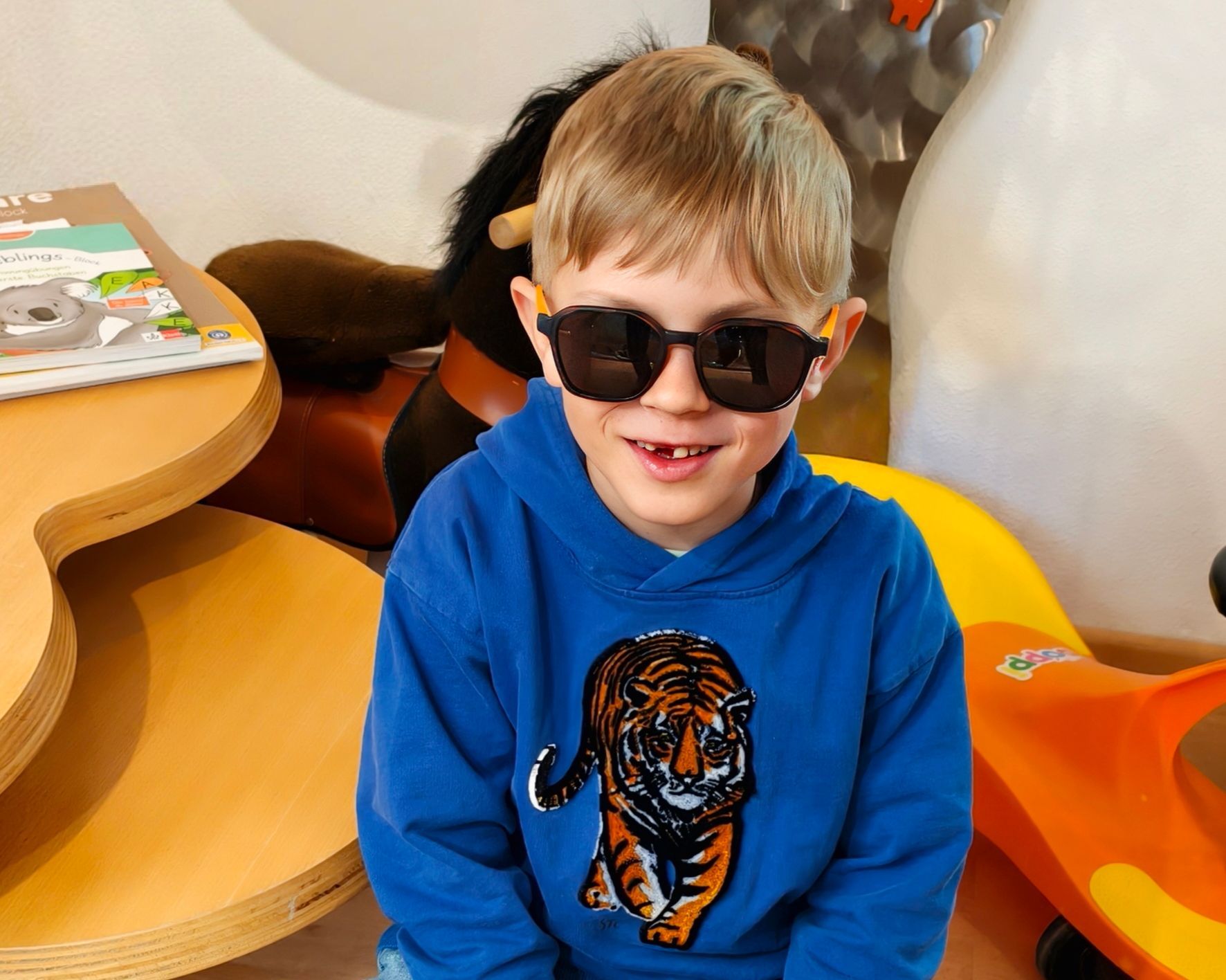 Ein junges Mädchen bekommt von einem Augenarzt eine Brille angepasst.