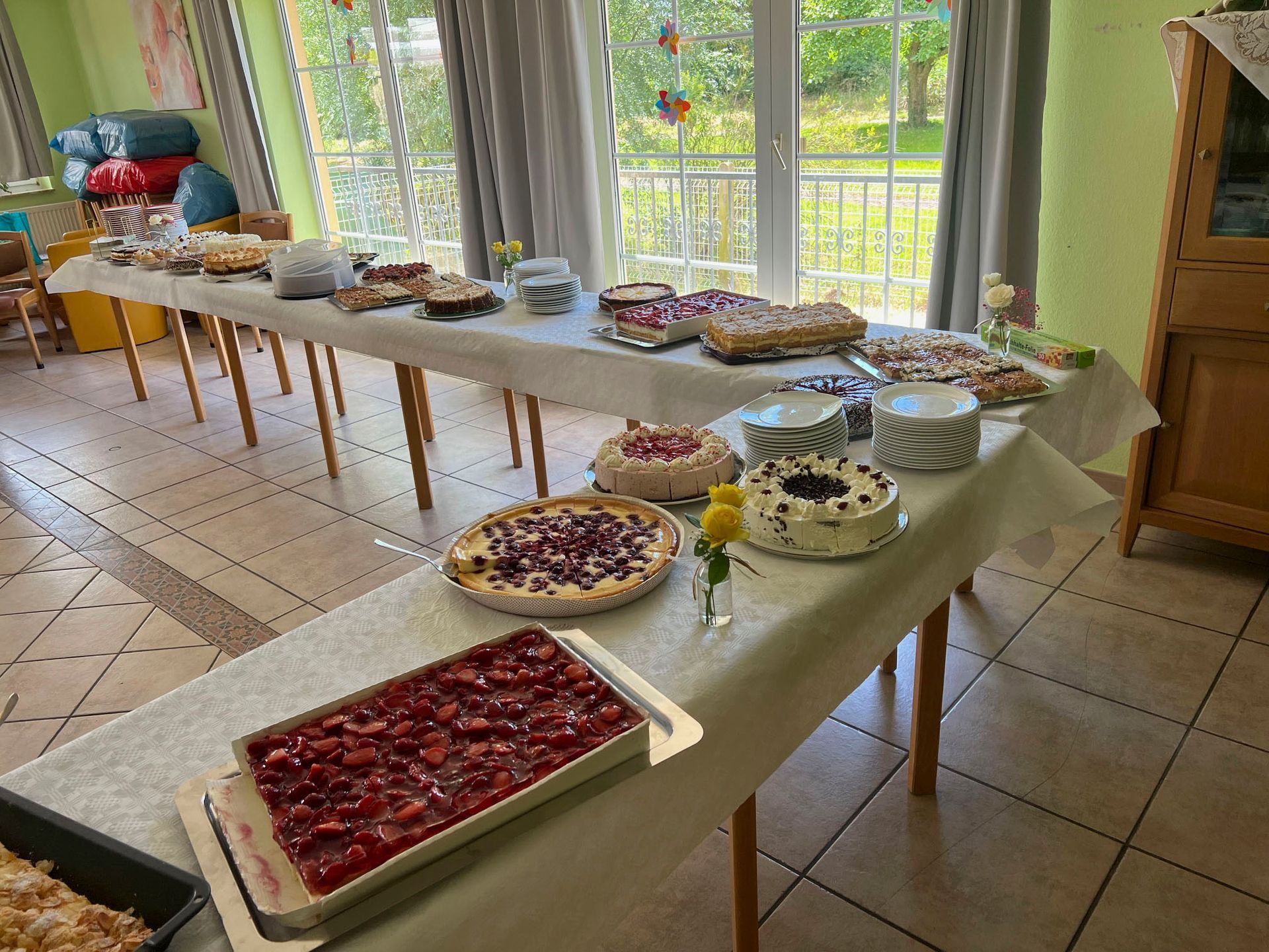 Ein Buffet mit verschiedenen Desserts