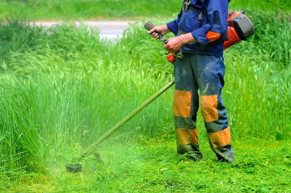 Mann beim Rasenmähen für die Hausverwaltung in Saarbrücken