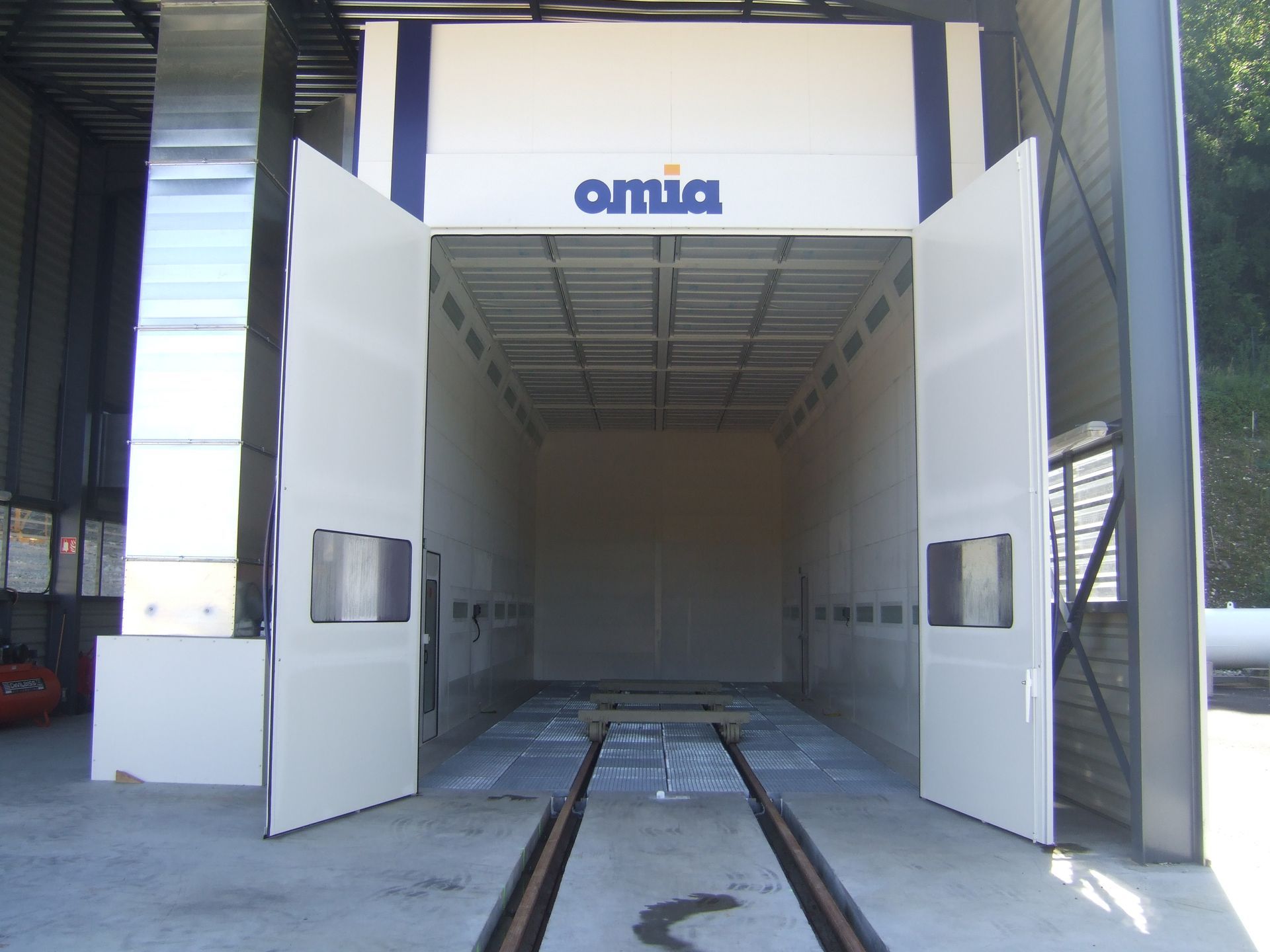 La cabine de peinture.