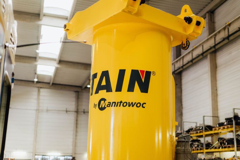 Composant cylindrique jaune pour grue.