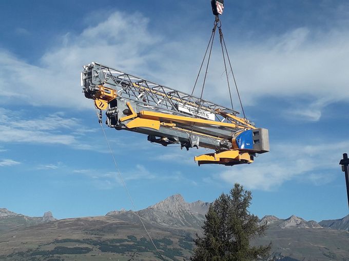 Une grue se faisant tracter par une autre grue.