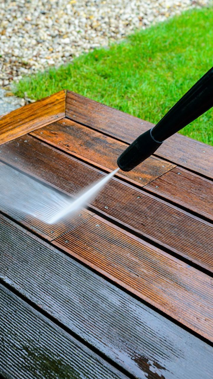 Nettoyage d'une terrasse en bois à haute pression