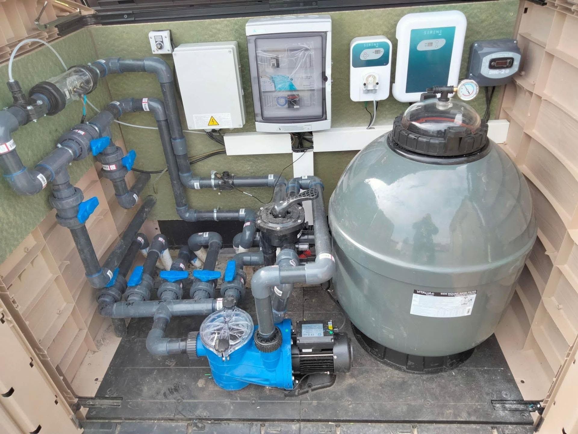 Installation d'un système de filtration d'eau et d'équipements de piscine dans un local technique.
