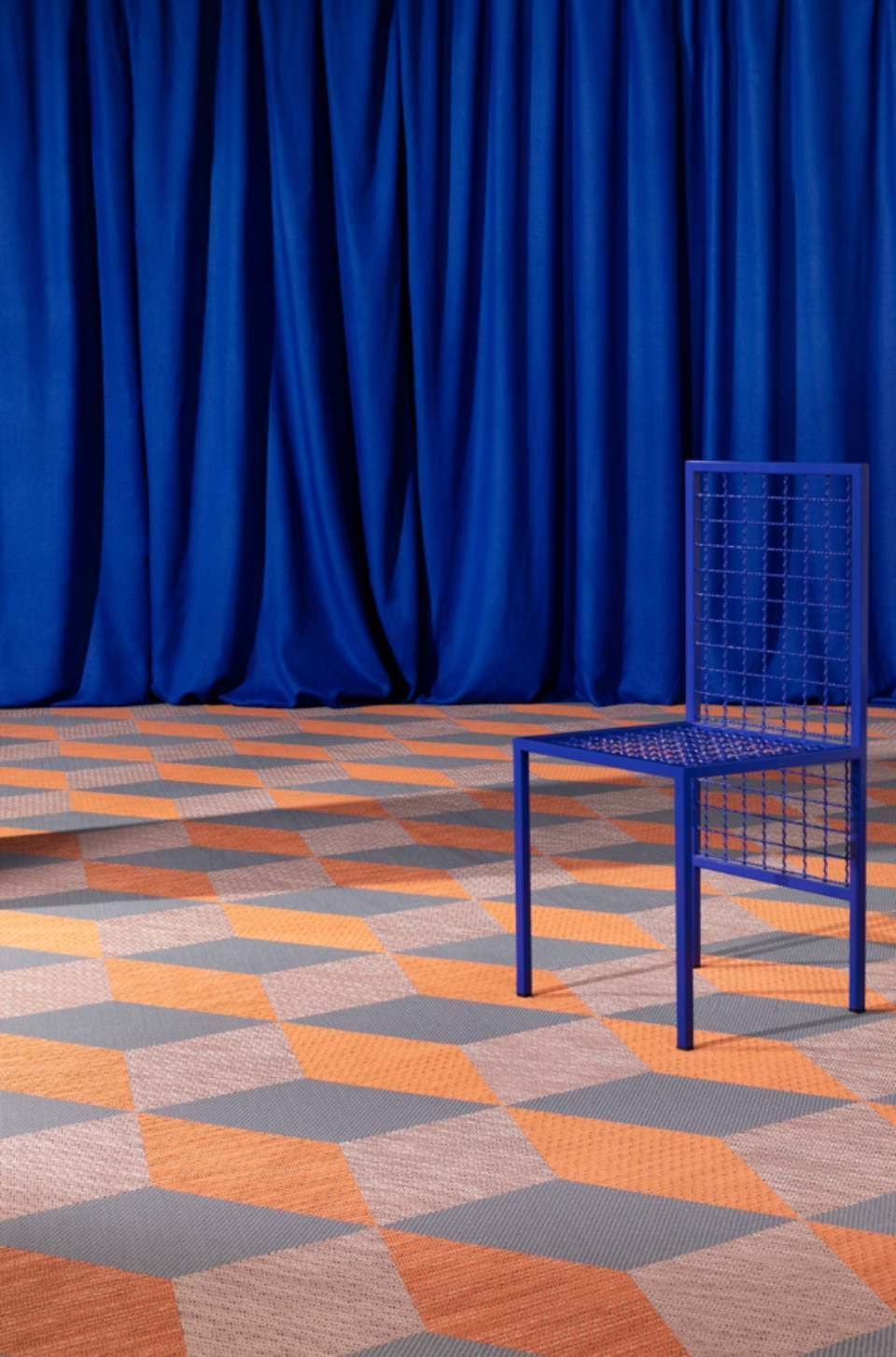 Orange-grauer Flickenteppich mit Lila Stuhl