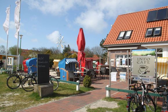 Gemütliches Wohnzimmer mit Kamin, Balkon und neutraler Einrichtung.