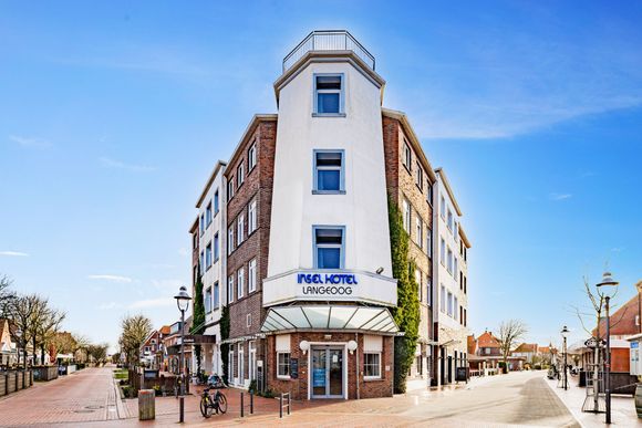 Gemütliches Wohnzimmer mit Kamin, Balkon und neutraler Einrichtung.