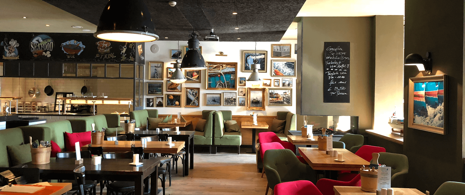 Gemütliches Wohnzimmer mit Kamin, Balkon und neutraler Einrichtung.