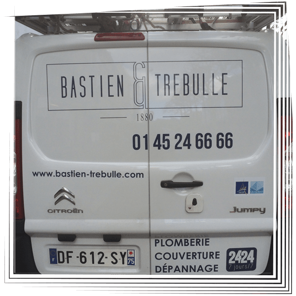Camionnette blanche avec les logos et coordonnées de Bastien & Trebulle, entreprise de plomberie, toiture et dépannage.