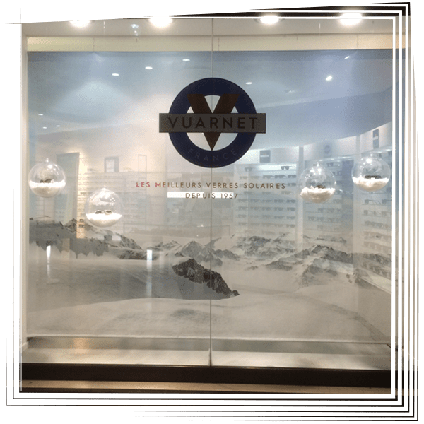 Vitrine représentant un paysage de montagne enneigée et l'inscription VUARNET sur le verre