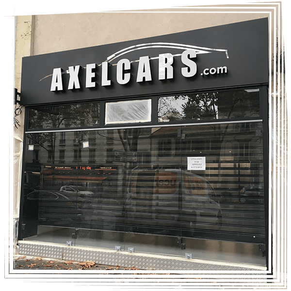 Boutique Axcelcars.com fermée, volet noir et enseigne blanche
