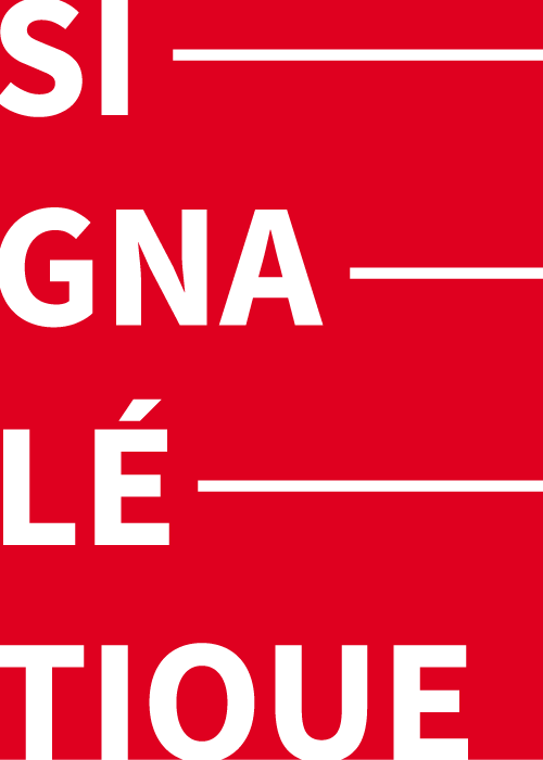 Affiche rouge avec un grand texte blanc en français, partiellement visible : SIGNALÉTIQUE