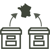 Deux poubelles de recyclage avec des flèches pointant vers un symbole de recyclage central