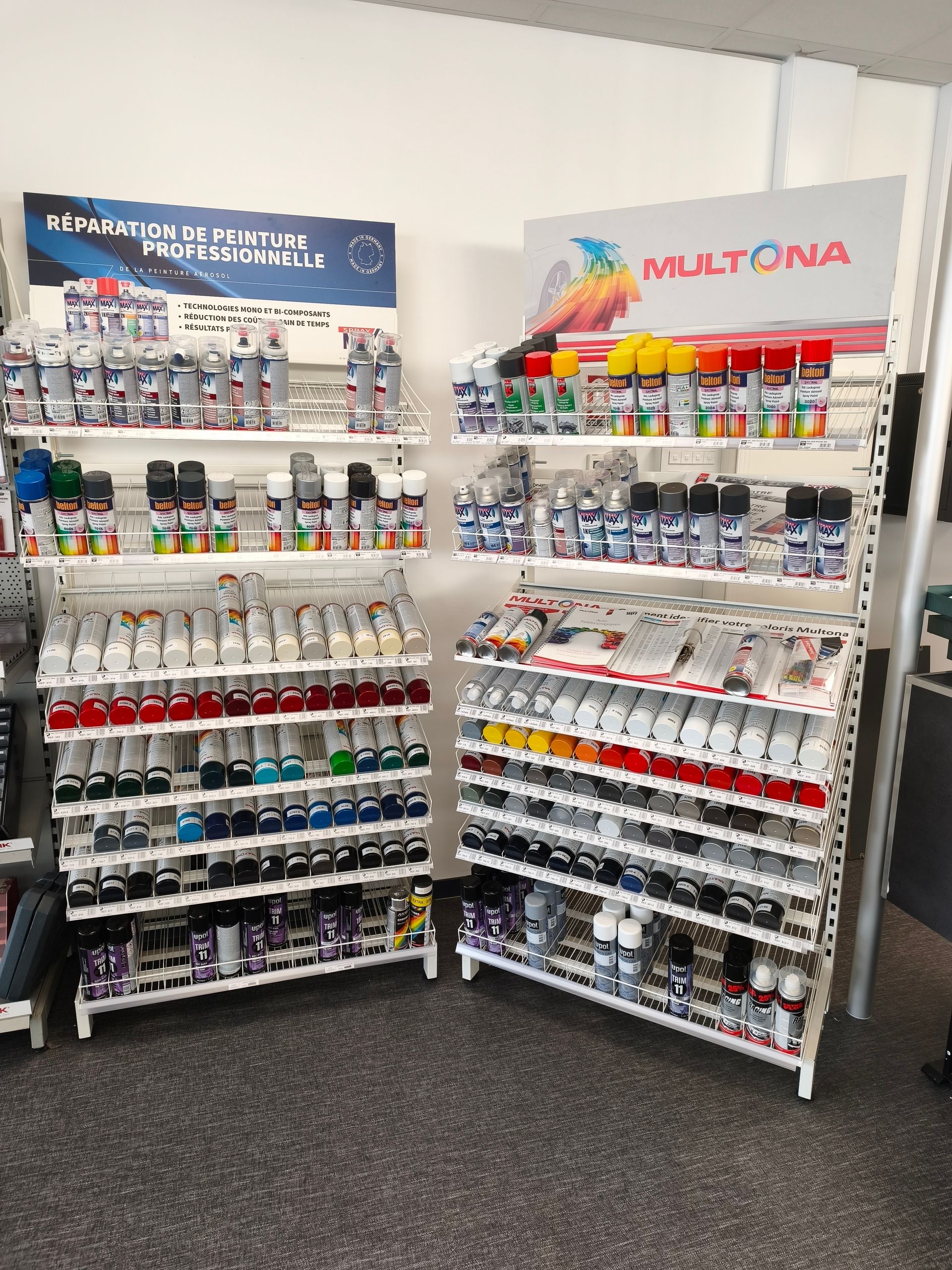 Présentoirs de bombes de peinture sur les étagères d'un magasin.