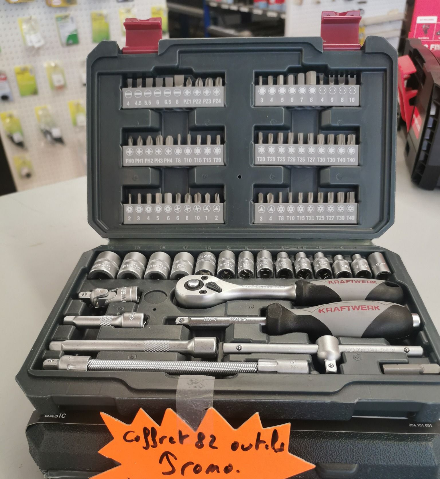 Coffret d'outils Craftsman ouvert, comprenant divers douilles, embouts et cliquets, exposé dans un magasin.