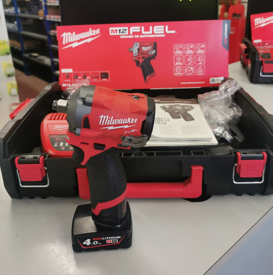 Clé à choc Milwaukee M12 FUEL. Outil électrique rouge et noir dans un coffret noir avec accessoires.