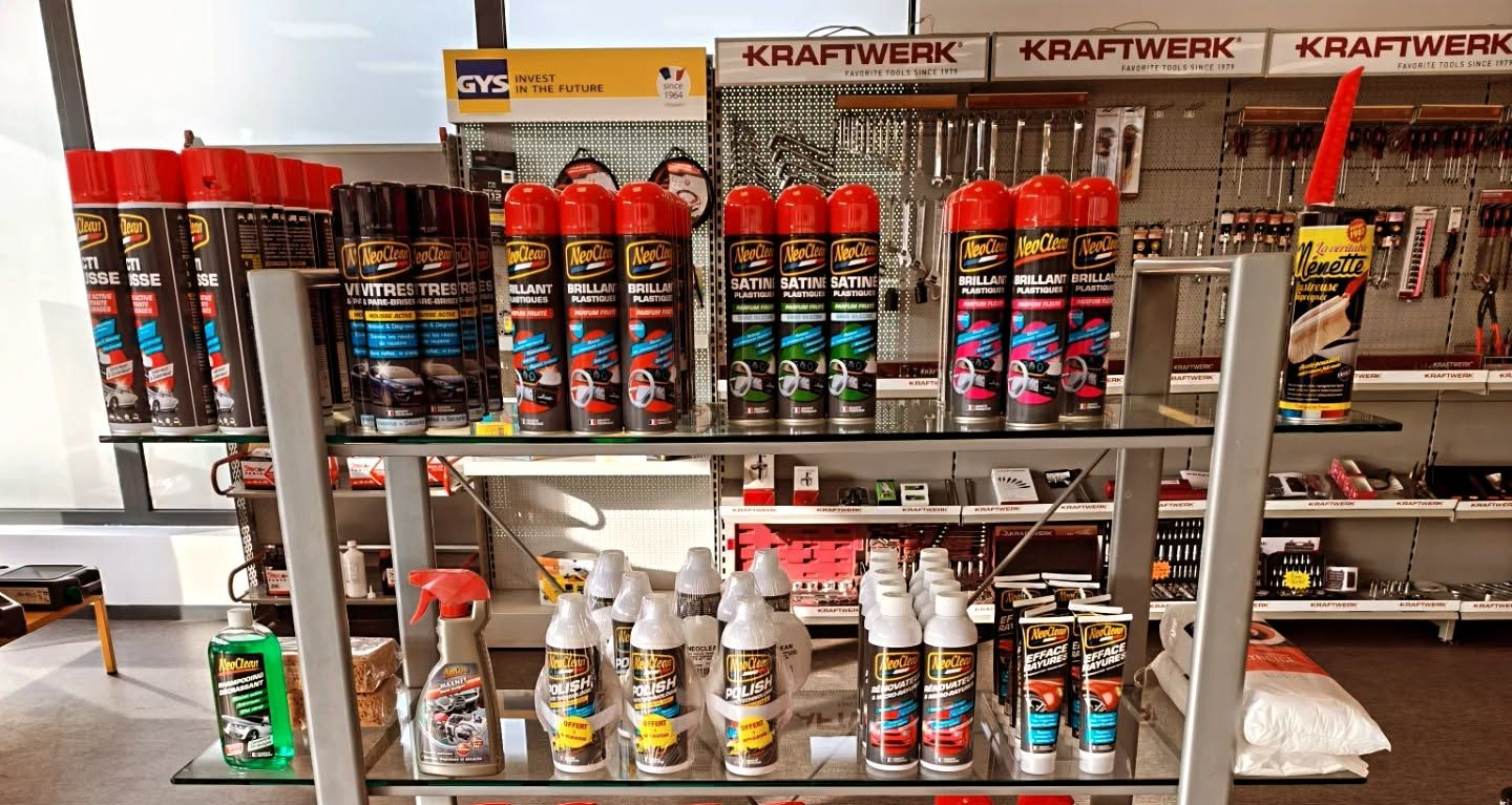 Des étagères remplies d'aérosols et de produits d'entretien automobile.