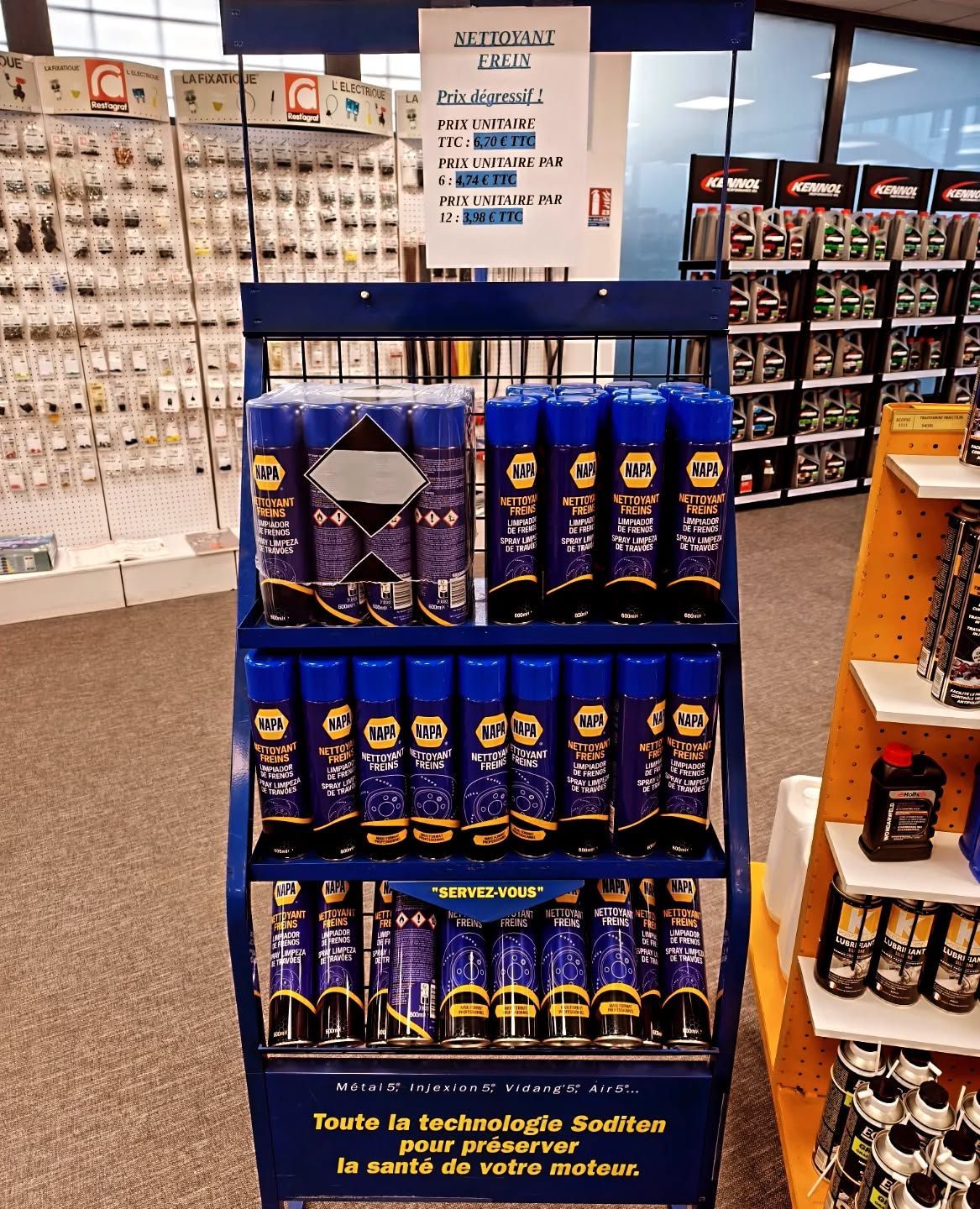 Présentoir avec des boîtes bleues de produits à vendre en magasin.