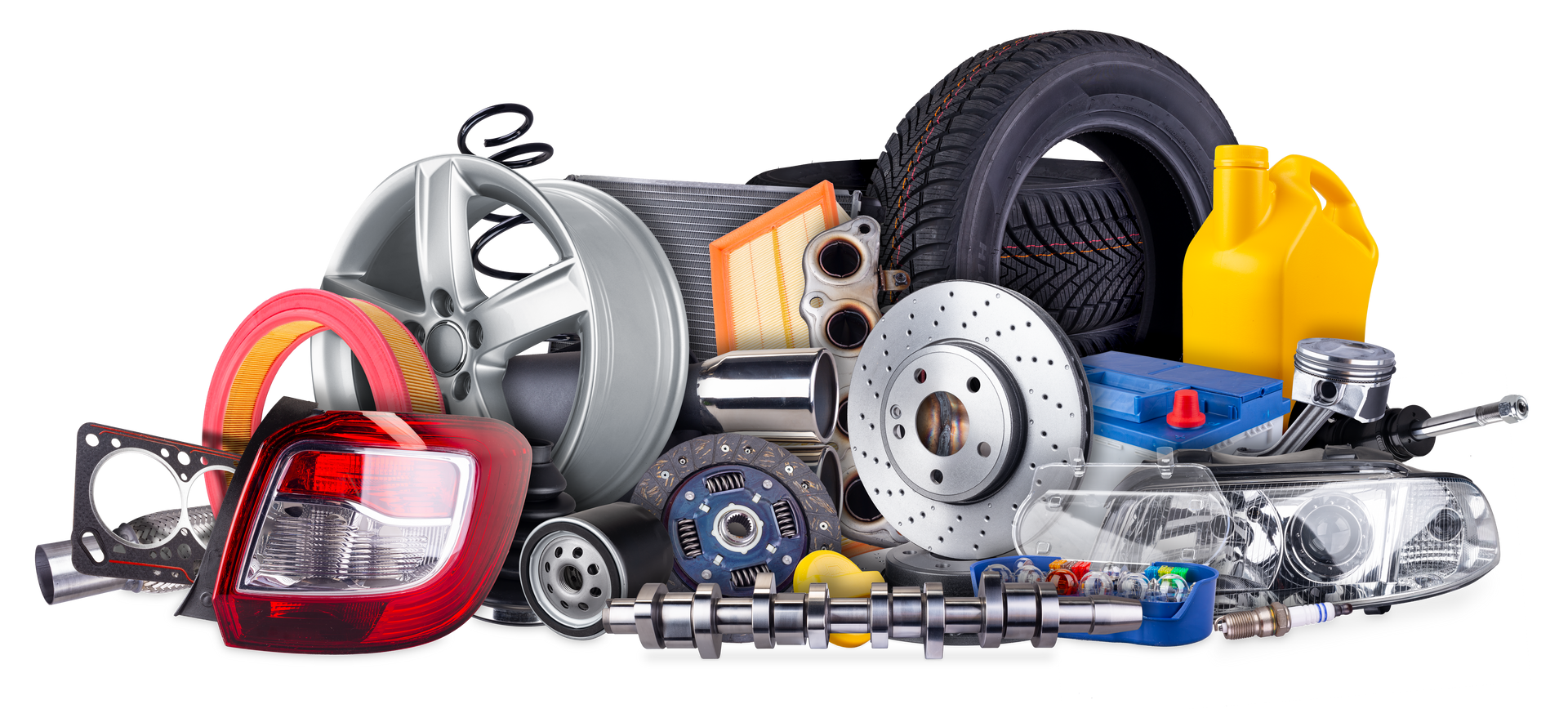 Un tas de pièces automobiles diverses, dont un pneu, des freins et une batterie, sur fond blanc.