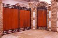 Hay dos puertas de madera frente a un edificio de ladrillo.